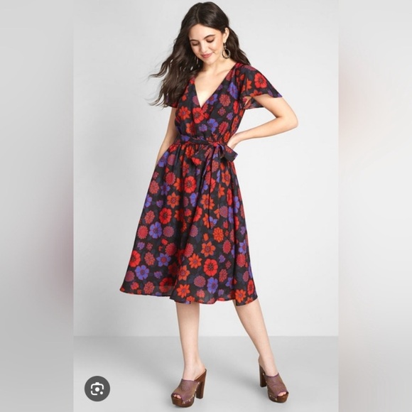 Modcloth Floral Flutter Sleeve Faux Wrap Dress size S - NWT - Picture 1 of 7